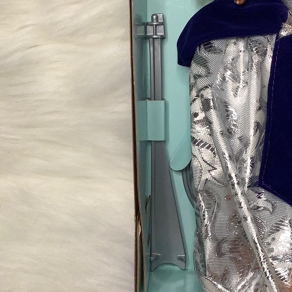 NRFB Vintage 1995 AVON ~ Winter Velvet Barbie Doll ❄️ - Picture 7 of 12